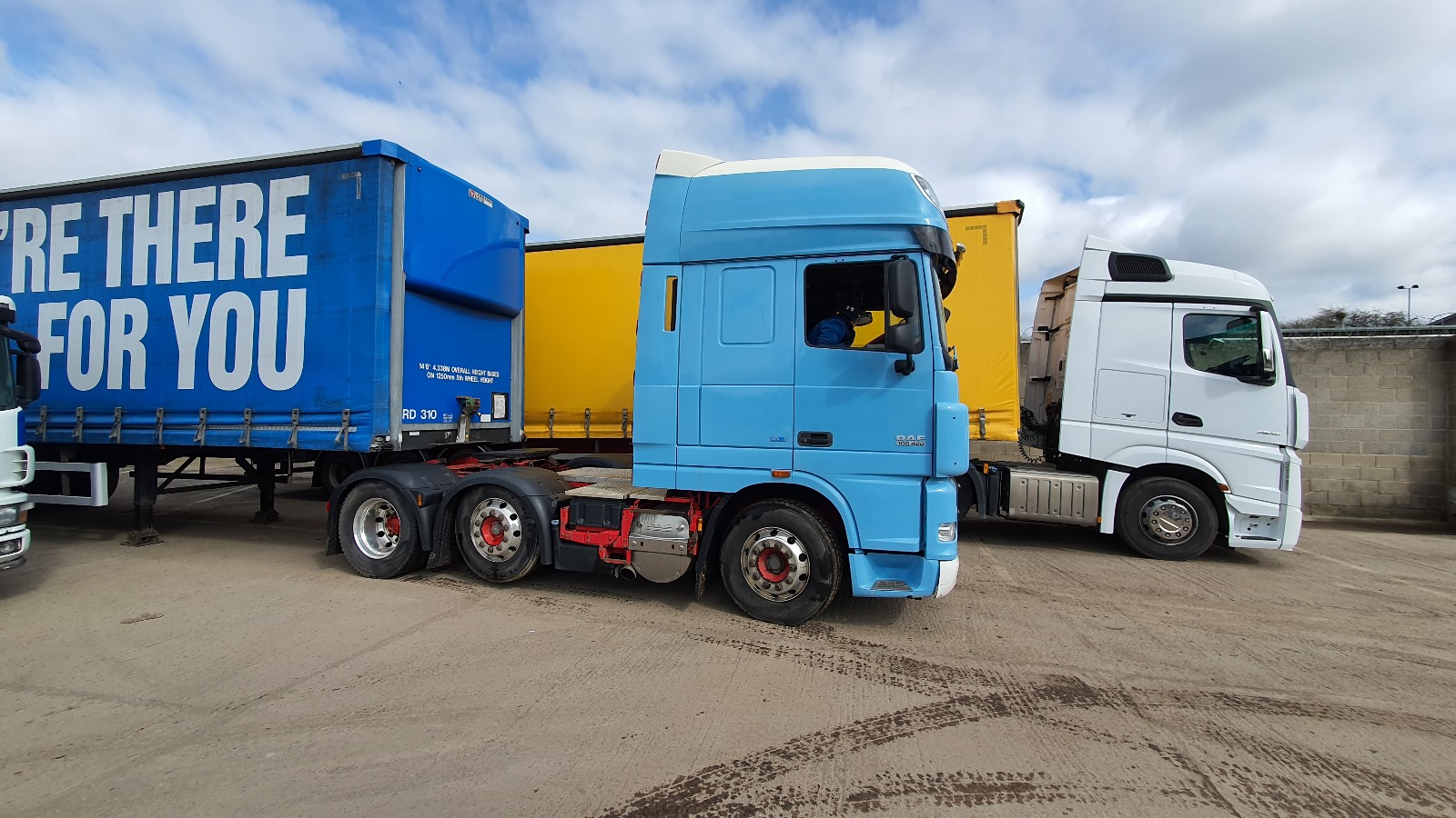 2 TRUCKS BLUE AND WHITE 2 TRUCKS BLUE AND WHITE